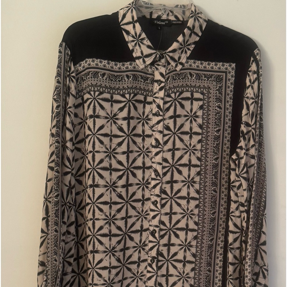 NWT….Tolani Size Large Blouse